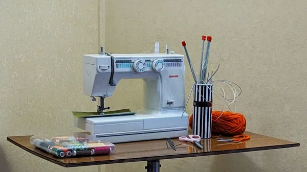 Робоче місце майстра: швейна машина Janome, спиці та пряжа
